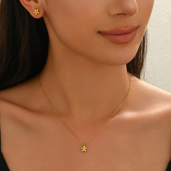 Lxalry 18K Gold Plated 5 Petal Floral Mirror Jewelry Set  Hypoallergenic Skin Safe Necklace   Stud Earrings For Daily Date Night  Never Fade Adjustable Luxury Gift - Image 7